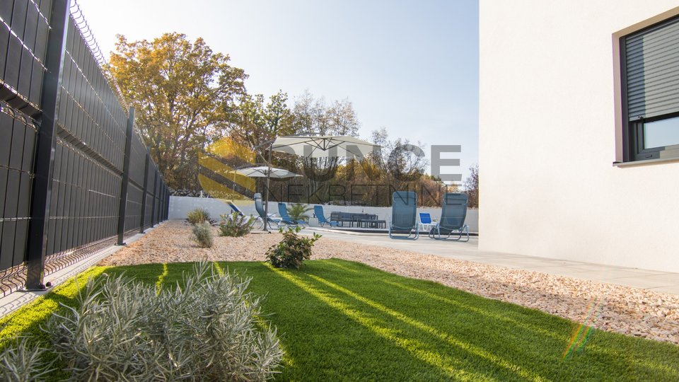 OTOK KRK, nova moderna kuća s bazenom na prekrasnoj mirnoj lokaciji!