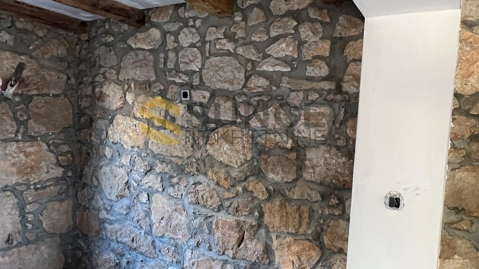 Otok Krk, Dobrinj, renovirana kamena kuća na mirnoj lokaciji!