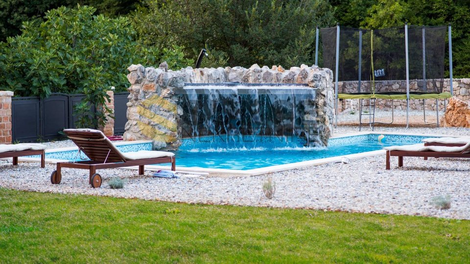 L'isola di Krk, Vrbnik, una bella casa in pietra con piscina e giardino di 1000m2!