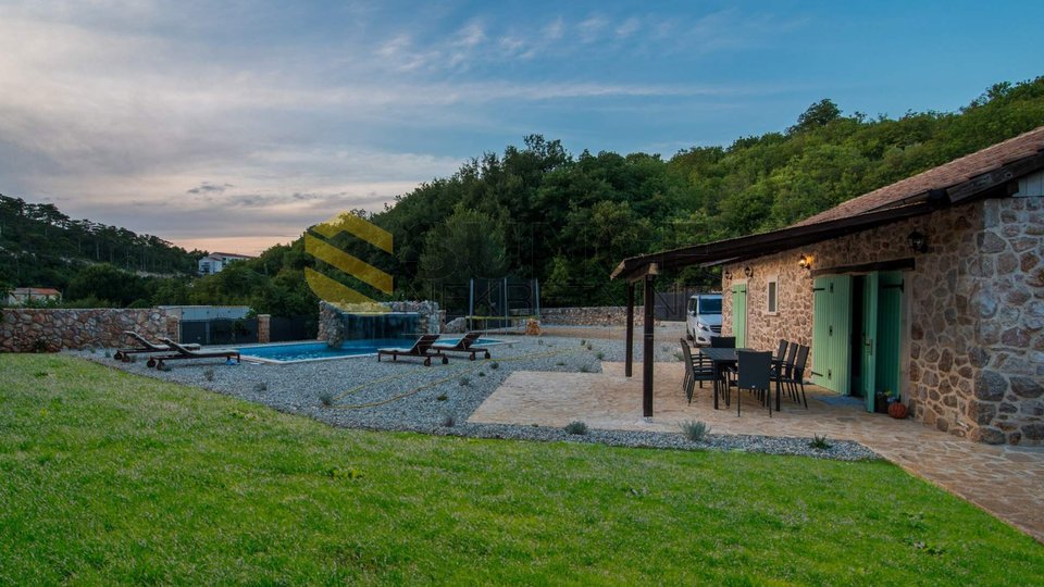The island of Krk, Vrbnik, a beautiful stone house with a swimming pool and a garden of 1000m2!