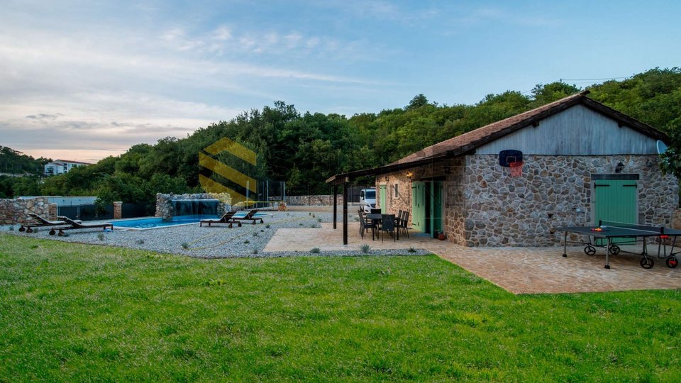 L'isola di Krk, Vrbnik, una bella casa in pietra con piscina e giardino di 1000m2!