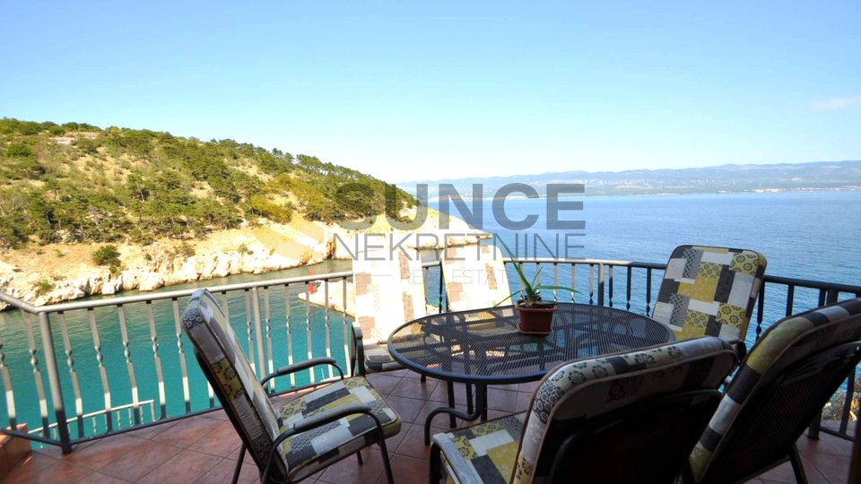VRBNIK, A BEAUTIFUL STONE HOUSE ON A CLIFF ABOVE THE SEA WITH A PANORAMIC VIEW!