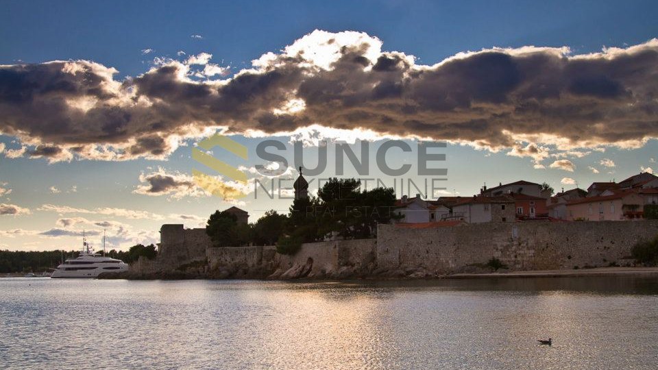 Town of Krk, house with 6 apartments! Opportunity!