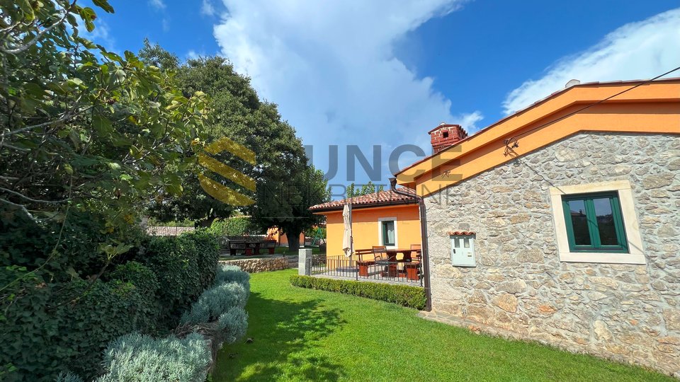 KRK ISLAND, beautiful detached house with a spacious garden and swimming pool!