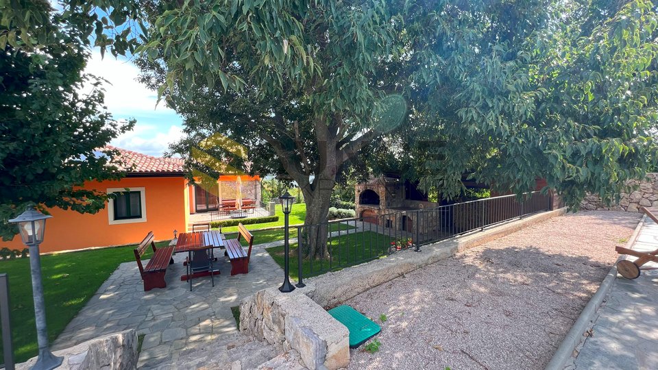 KRK ISLAND, beautiful detached house with a spacious garden and swimming pool!